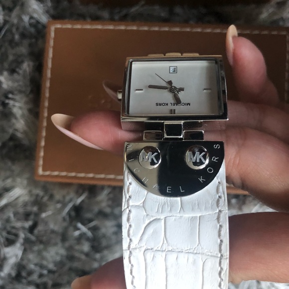 ‼️Price ⬇️ ‼️ MK leather cuff/bracelet watch - Picture 2 of 6